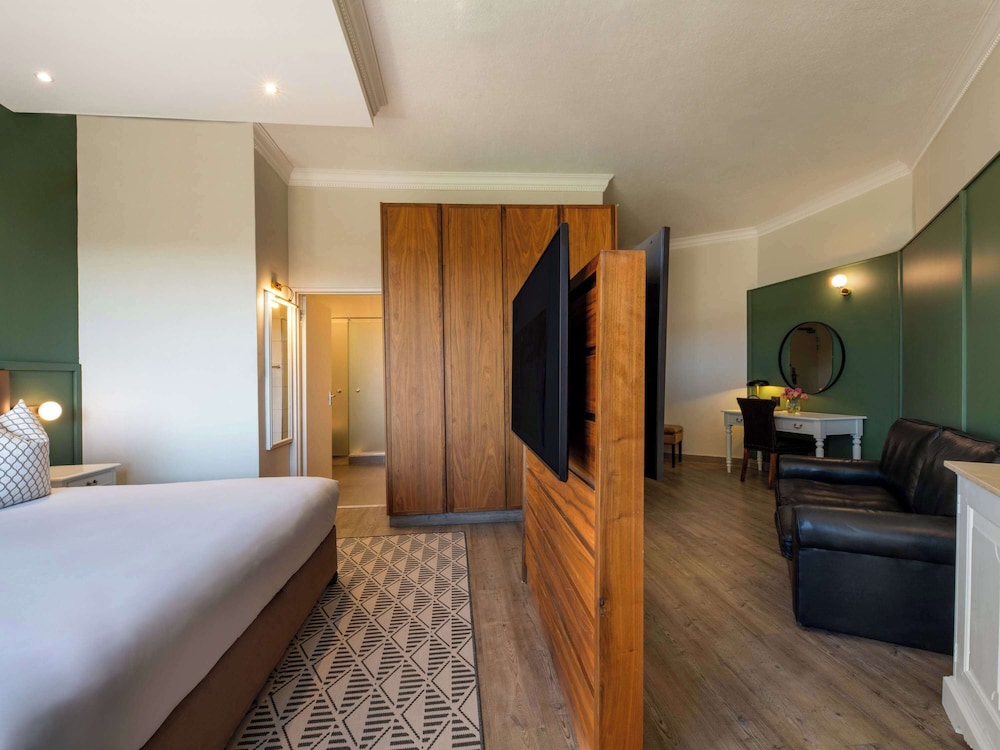 DELUXE, KING BED