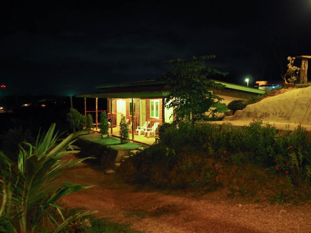 Cat Bungalow 2/66