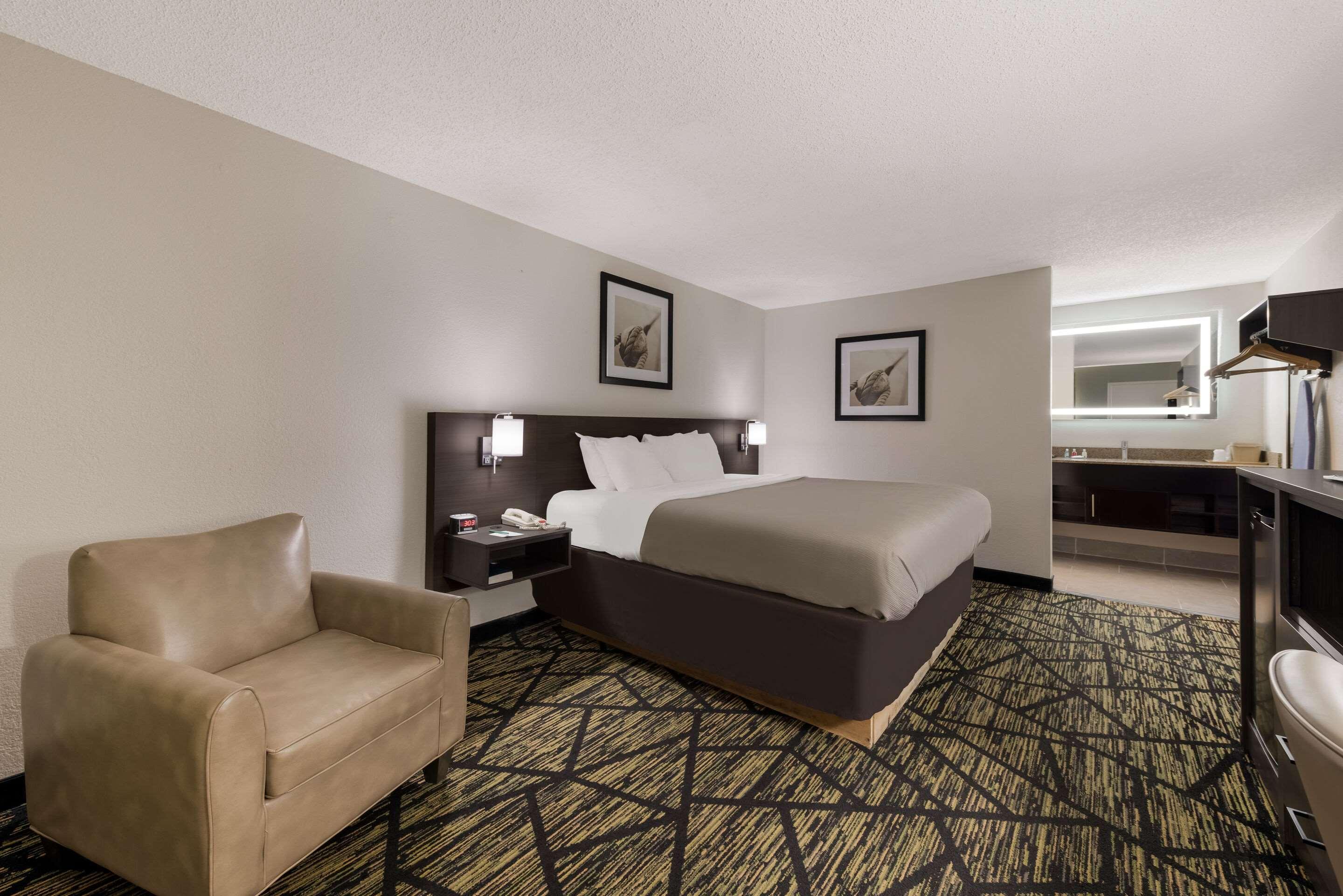 ROOM, KING BED