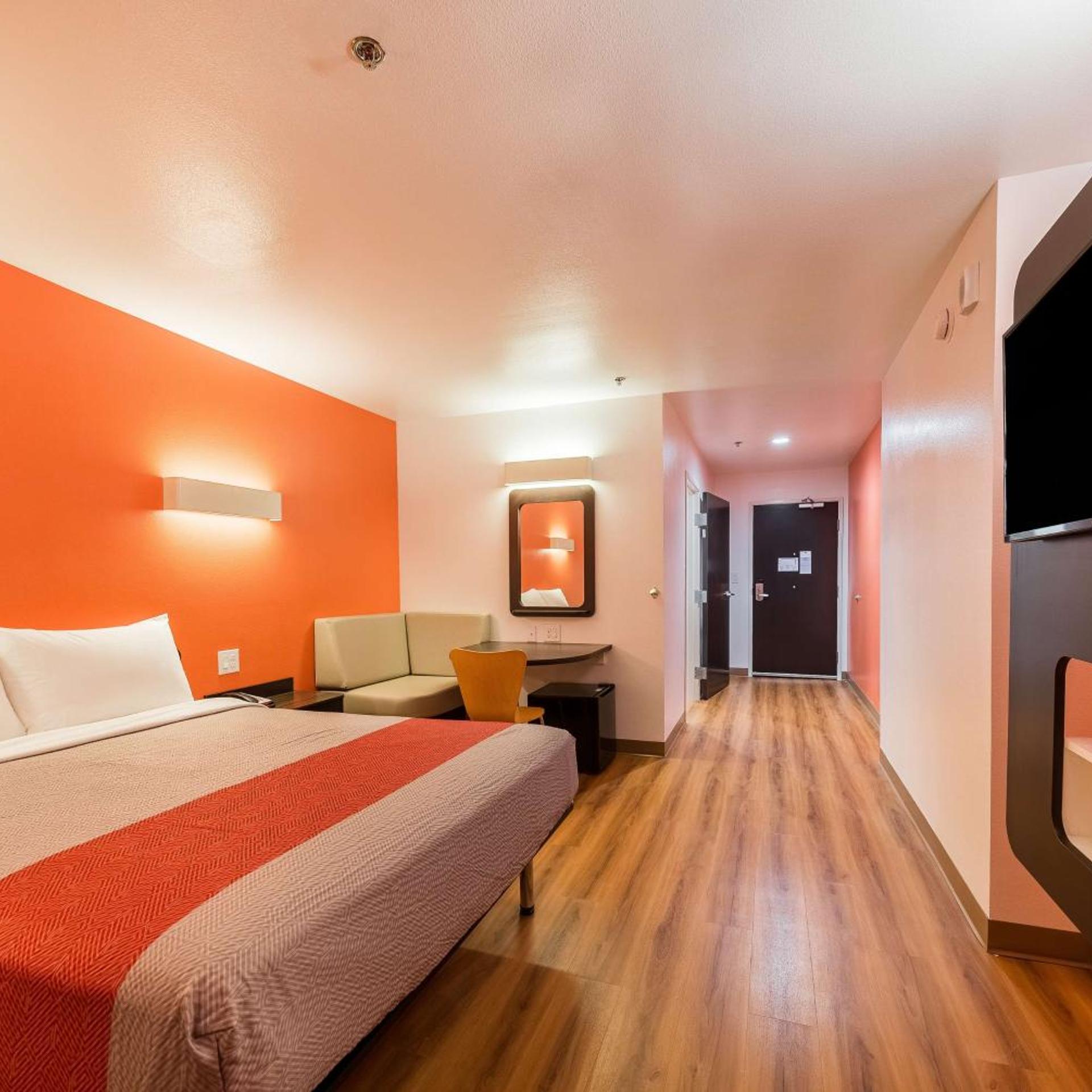 ROOM, QUEEN BED