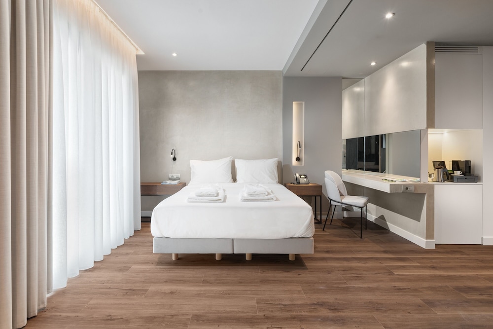 SUPERIOR, DOUBLE OR TWIN BED