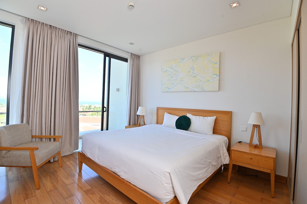 2 Bedrooms, Family, Apartment, King and Queen Bed, Pool Side, Kitchen، The Ocean Suites 2/7