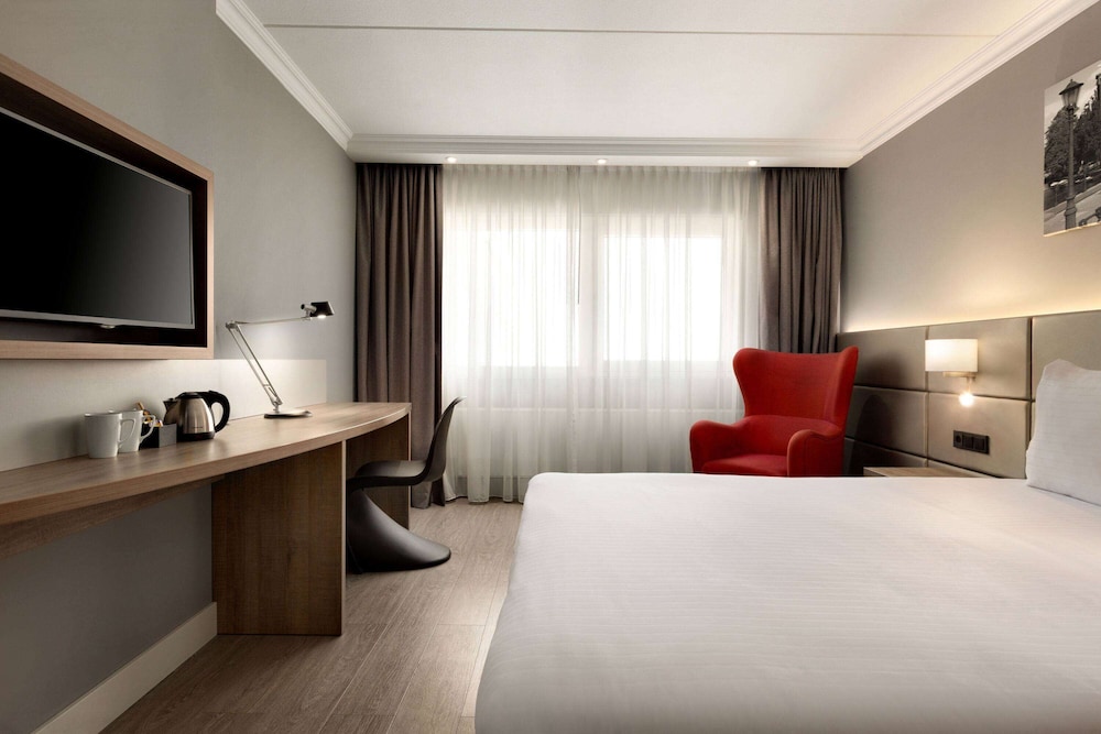 ROOM, QUEEN BED