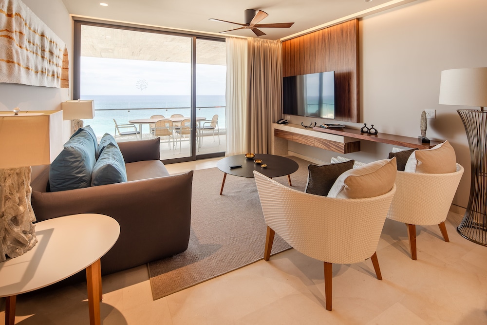 The Club at Solaz Luxury Villas 60/70
