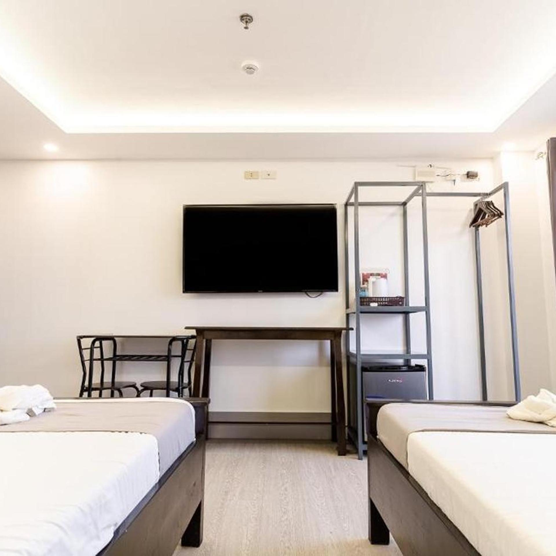 Spotlight Hotel near Hundred Islands Wharf 12/44