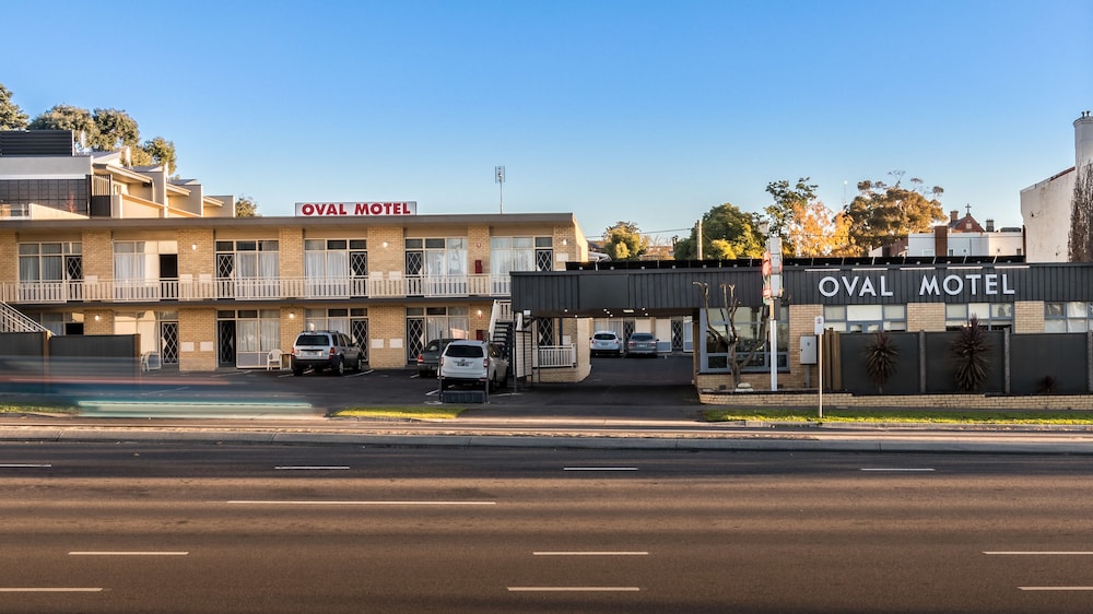 Oval Motel 34/42