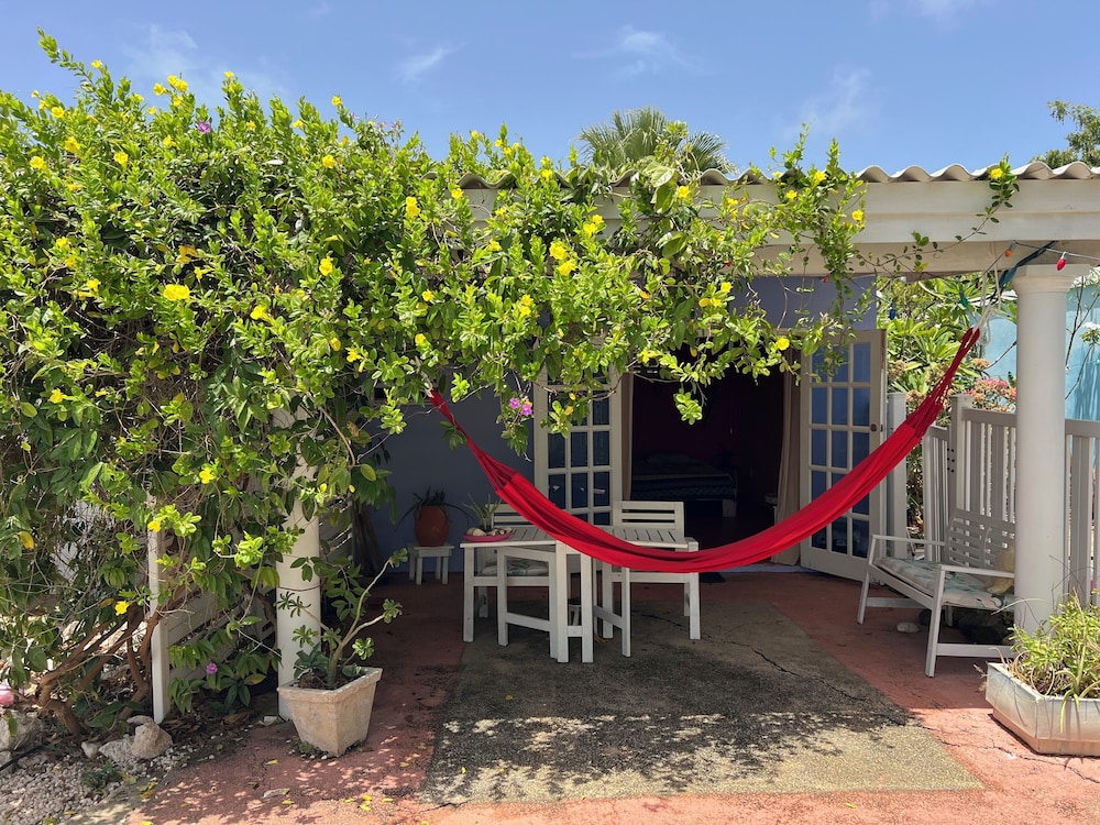 Tropical Breeze Apartments 40/49