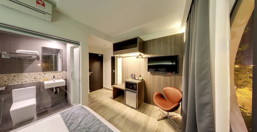 Flora by Crossroads Hotel 46/47