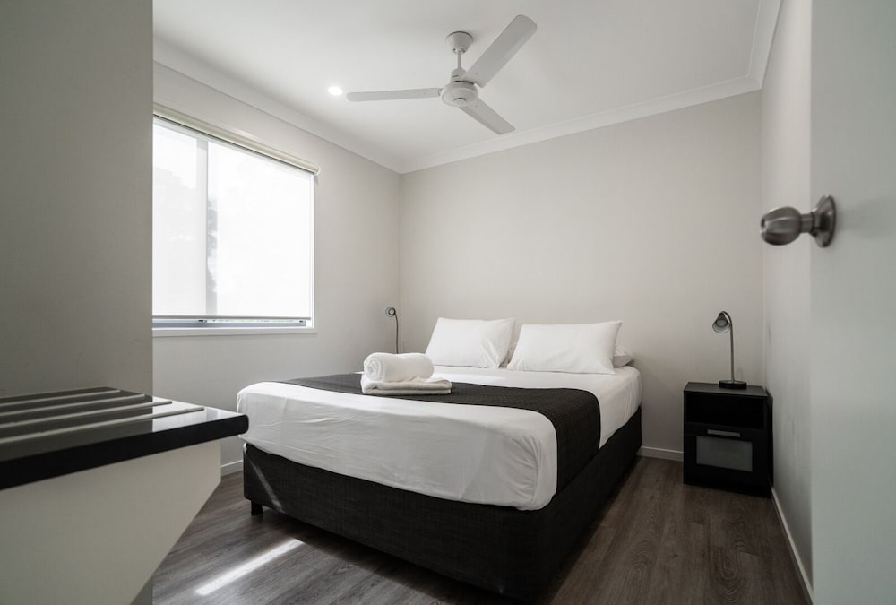 كابينة بأسرّة بطابقين وسريرين كوين بـ3 غرف نوم، BIG4 Breeze Holiday Park Rainbow Beach 3/9