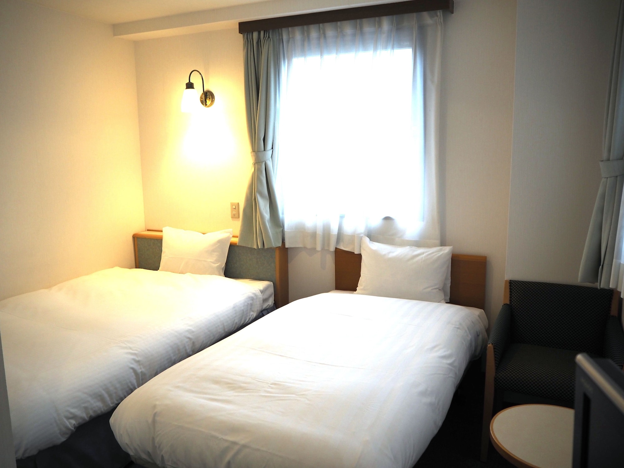 STUDIO, TWIN BEDS
