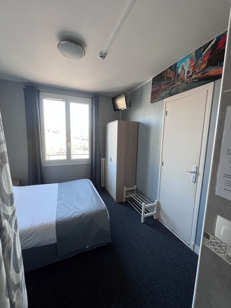 L Univers Hotel 11/41