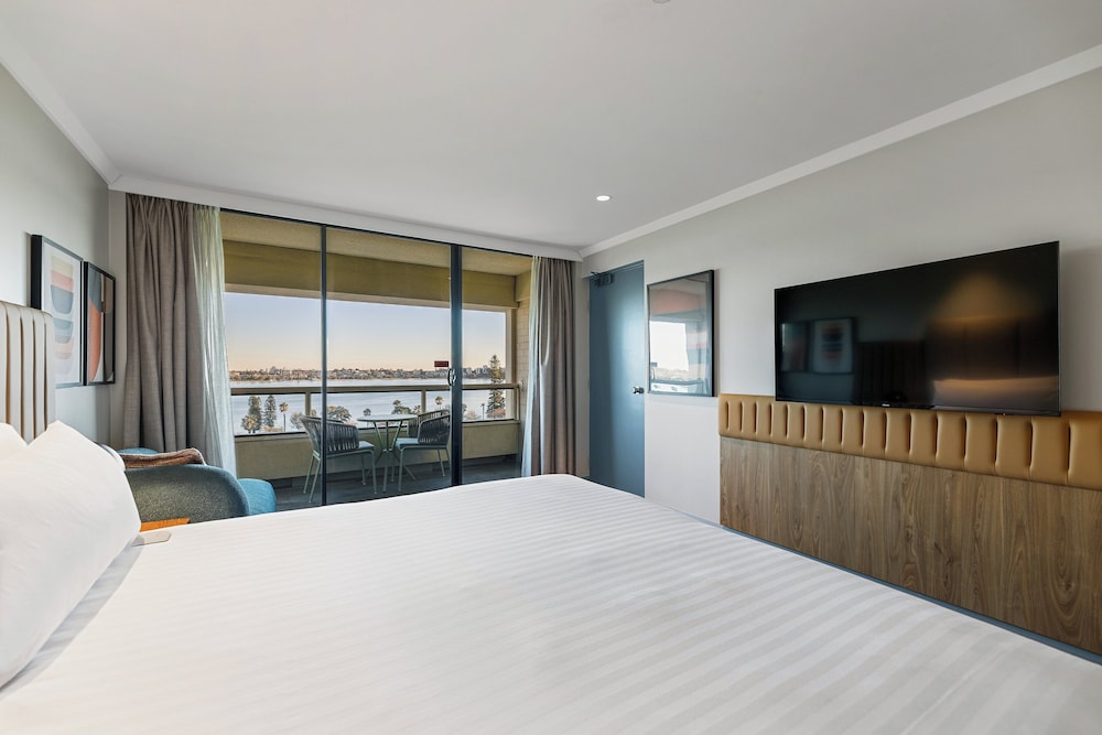 Swan, Premium, King Bed, River View, Balcony