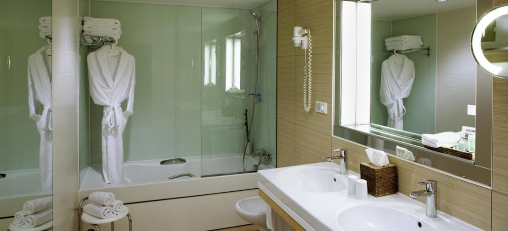غرفة كلاسيكية بسرير كينج، SHERATON BERLIN GRAND HOTEL ESPLANADE 4/6
