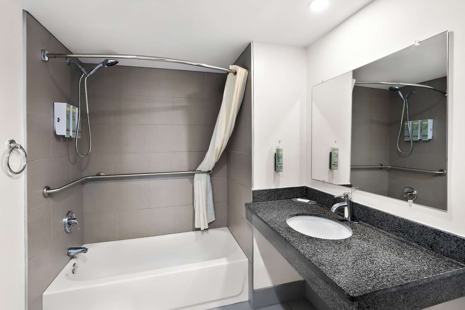 غرفة بسرير كينج بحوض استحمام لذوي الإعاقة، Best Western Luxbury Inn Fort Wayne 3/3