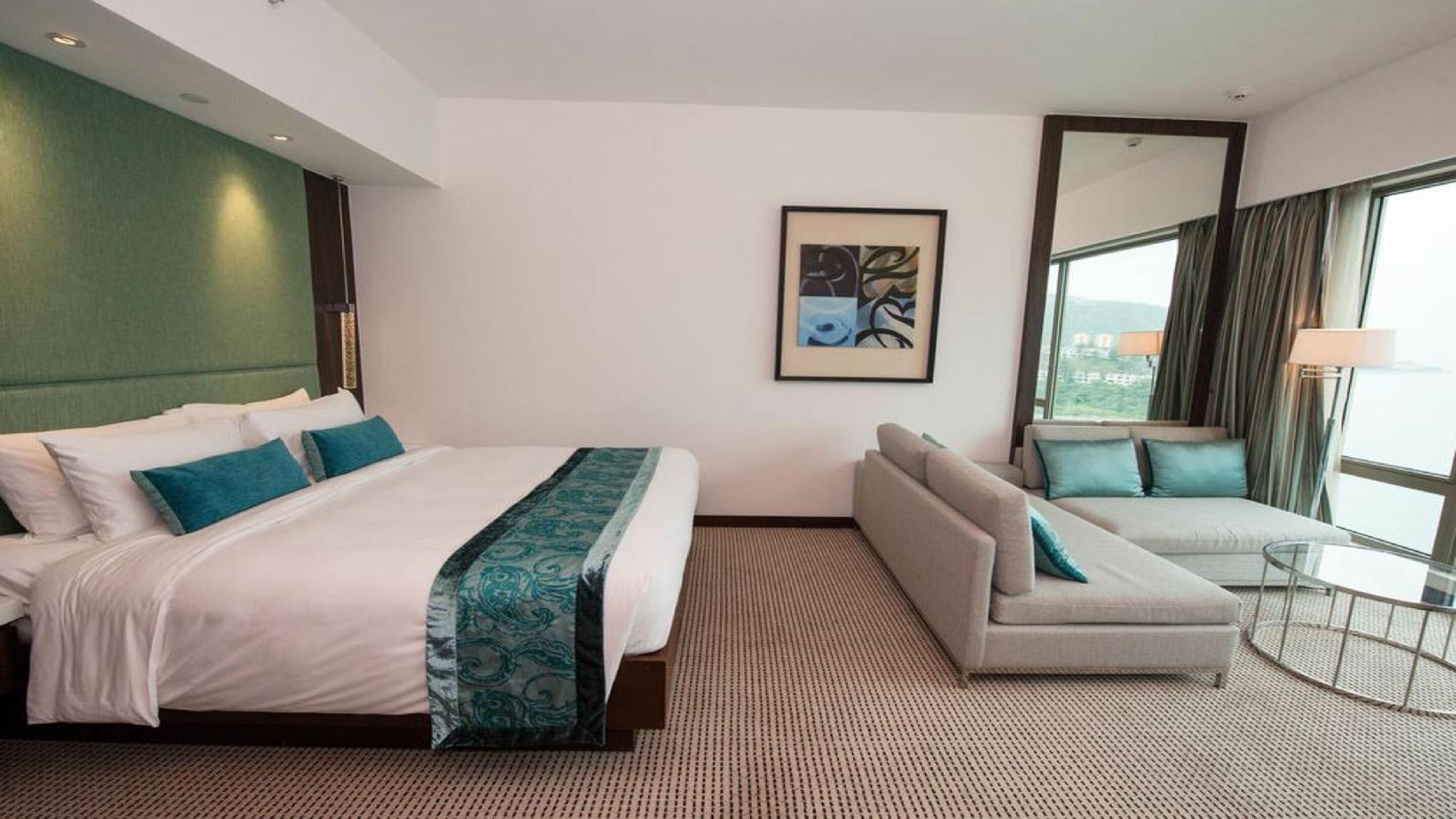 ROOM, OCEAN FRONT