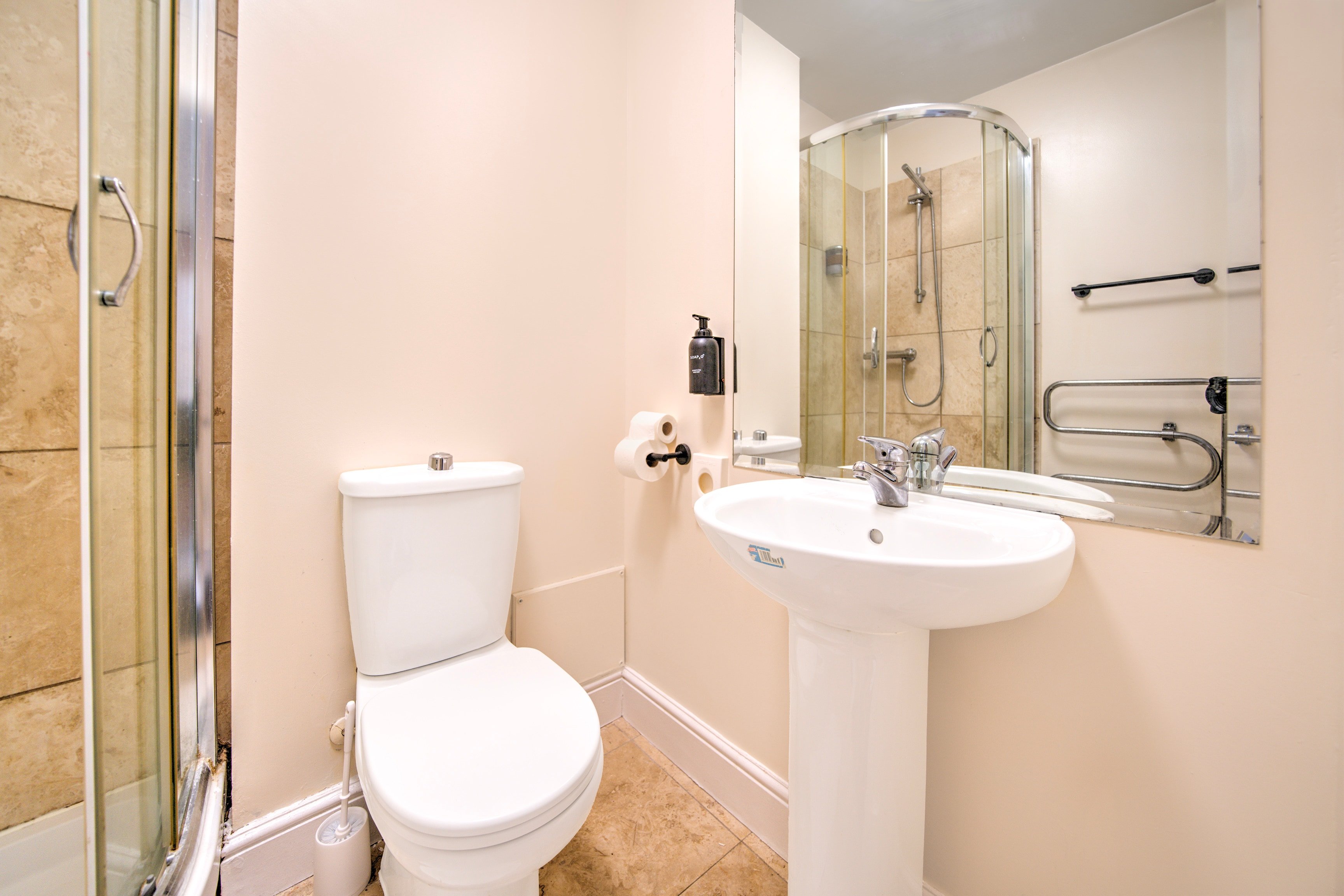 GO2 Gloucester Hotel by OYO 36/40