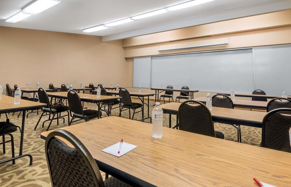 Ramada by Wyndham Columbus North 33/39