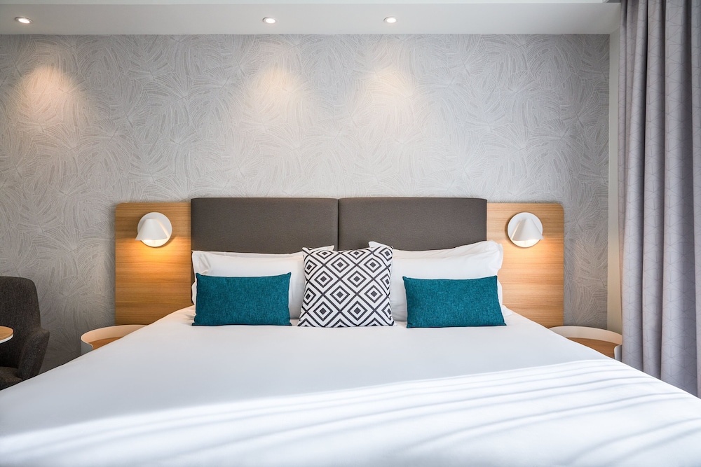 PREMIUM, KING BED, POOL VIEW, BALCONY