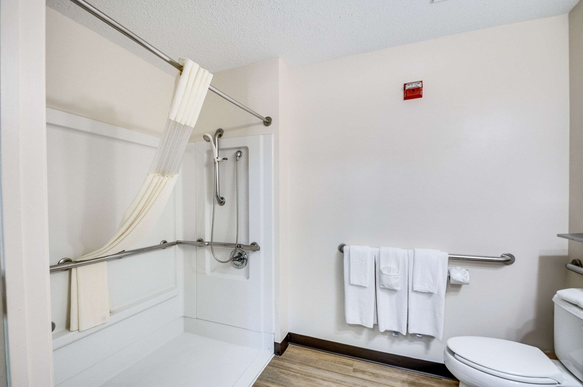 Efficiency, Queen Bed, Ground Floor، Suburban Studios Sterling - Washington Dulles 4/4