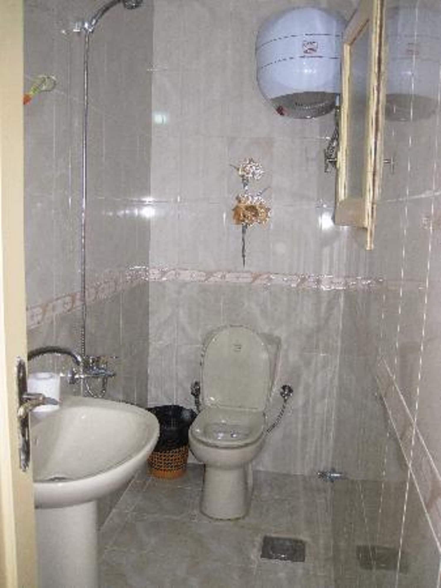 غرفة بسريرين منفصلين بحمام مشترك، Arabian Nights Hotel 4/4