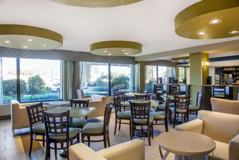 La Quinta Inn And Suites By Wyndham Oakland Airport Coliseum 33/45