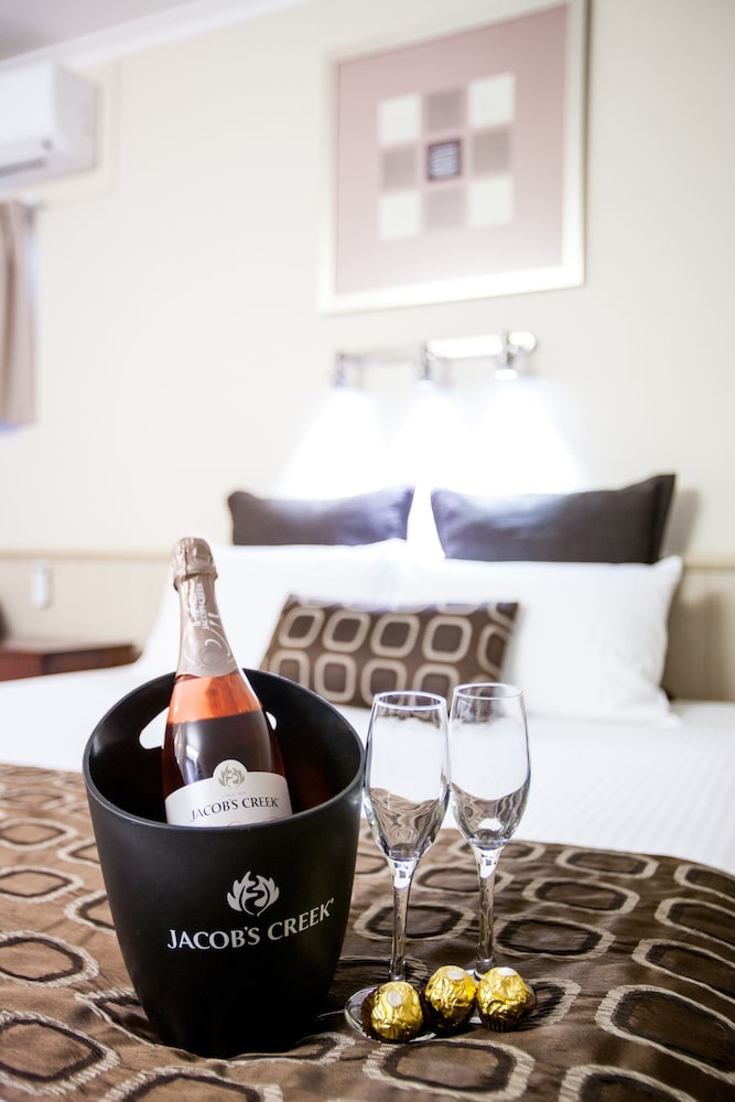 Quality Hotel Robertson Gardens 37/42