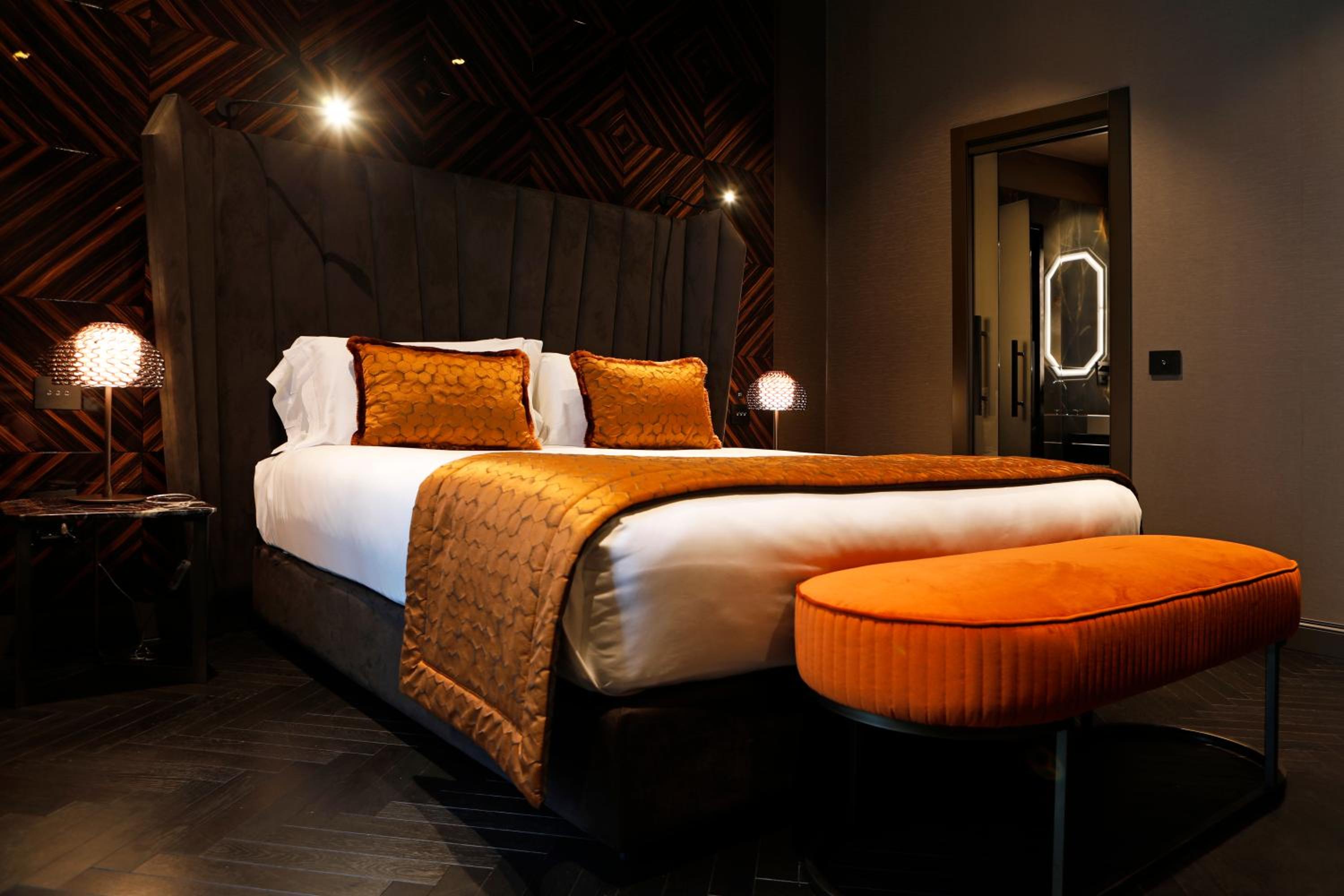 2 BEDROOMS, SUITE