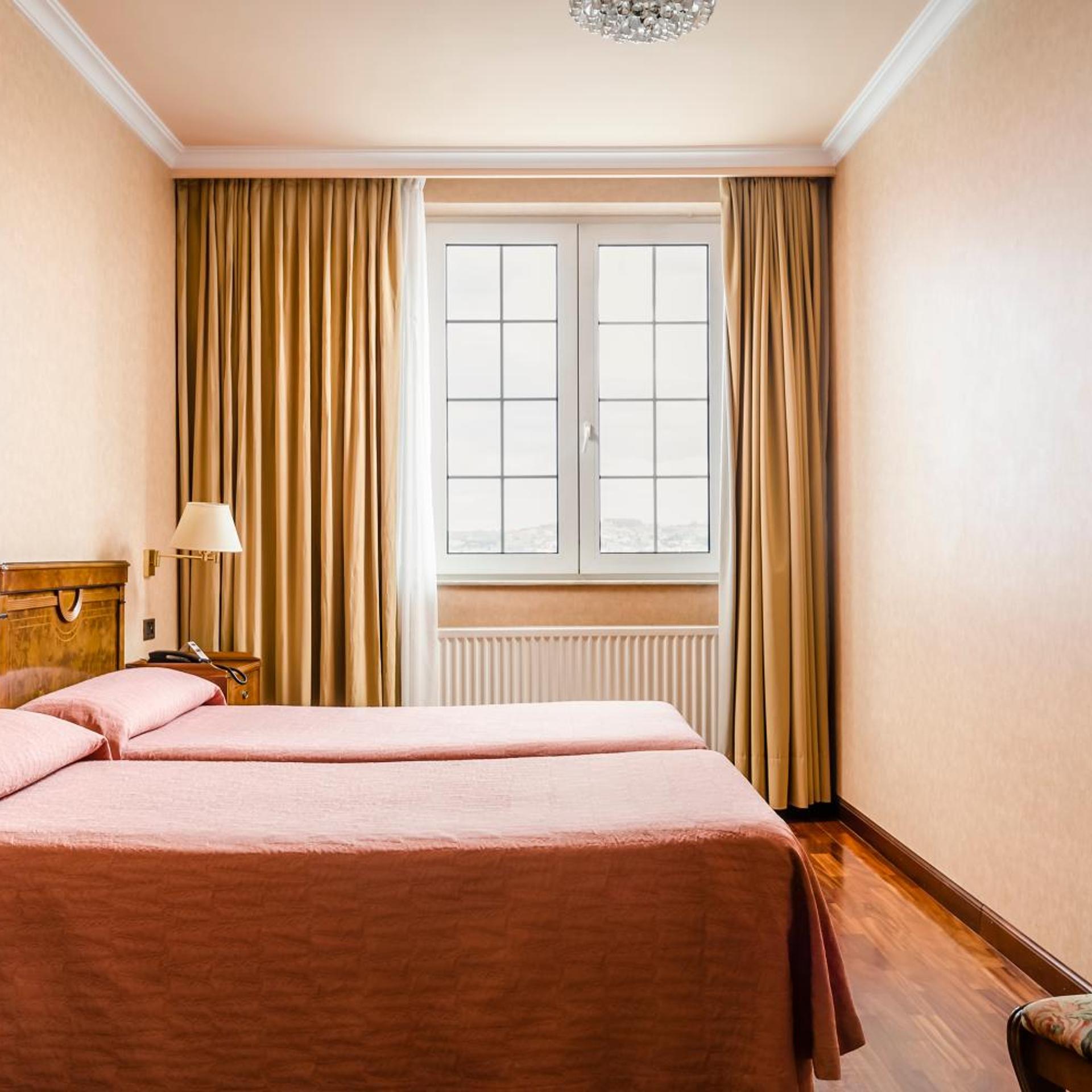 غرفة بسريرين منفصلين مع سرير إضافي