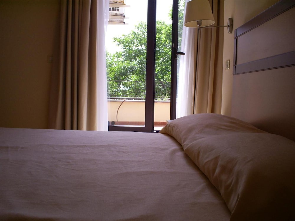 HOTEL MILOMAX 12/68