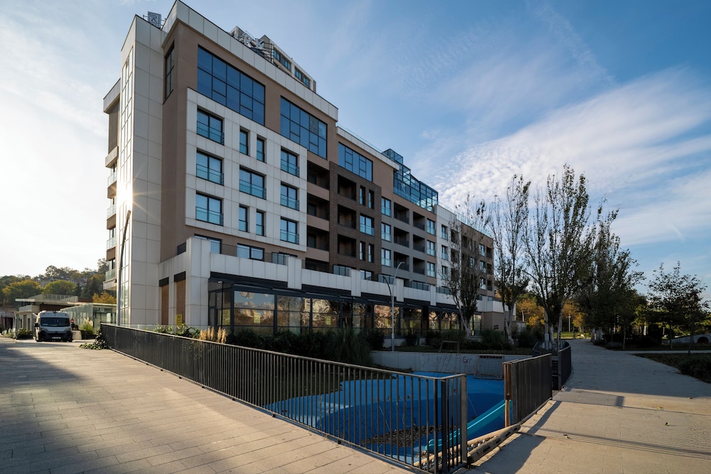 Rusel Park Residence 2/50