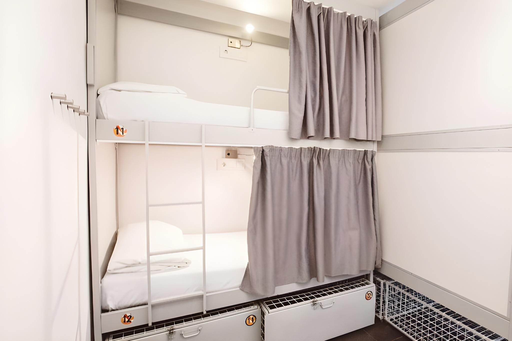 Private, Mixed Dorm, 8 Beds, Shared Bathroom