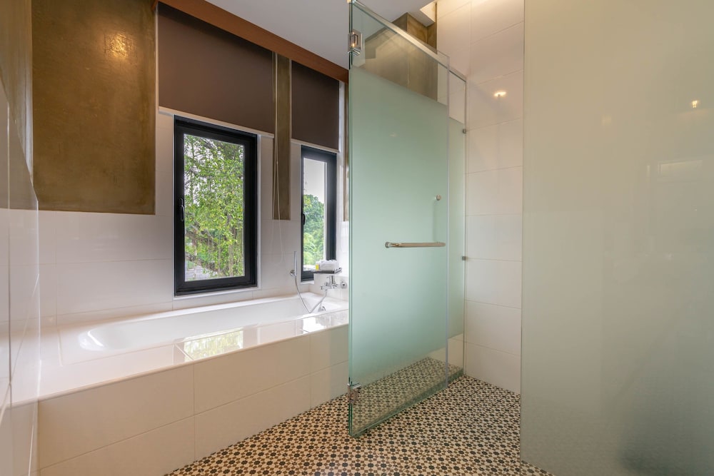 Treasures Hotel & Suites 62/64