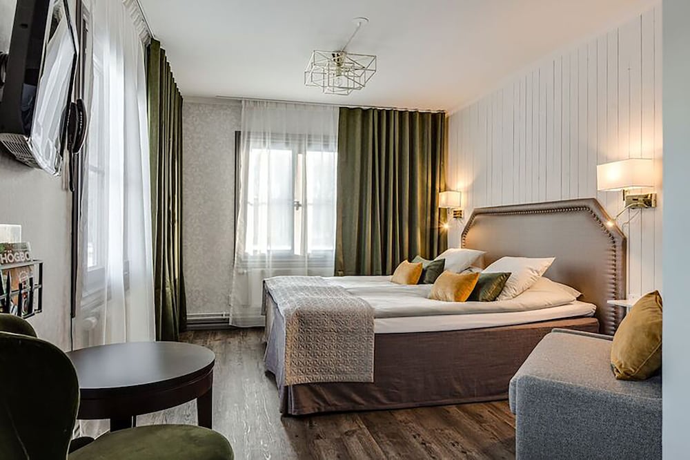 غرفة بسرير كوين في المبنى الرئيسي