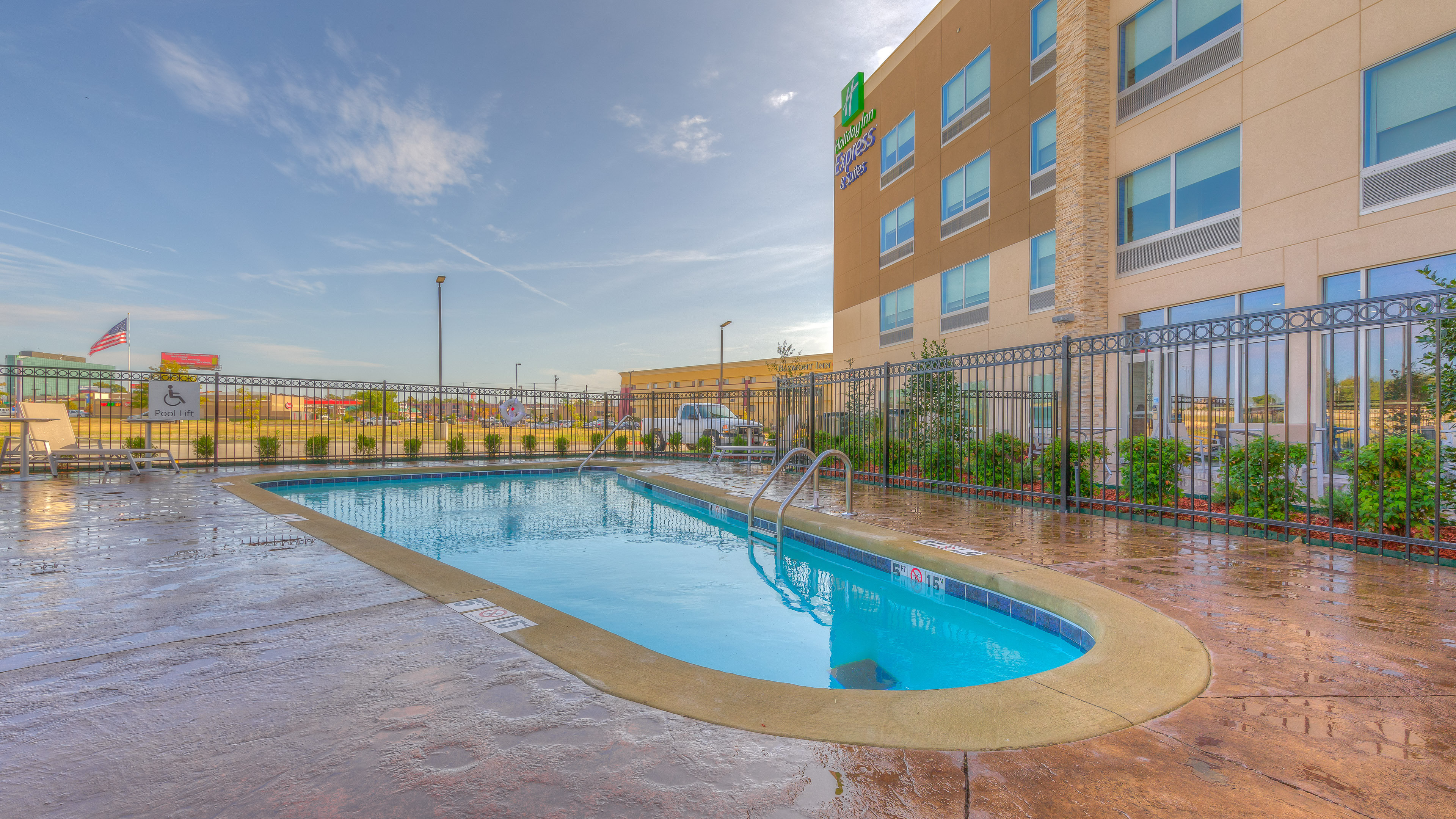 Holiday Inn Express Suites Tulsa Midtown 65/68