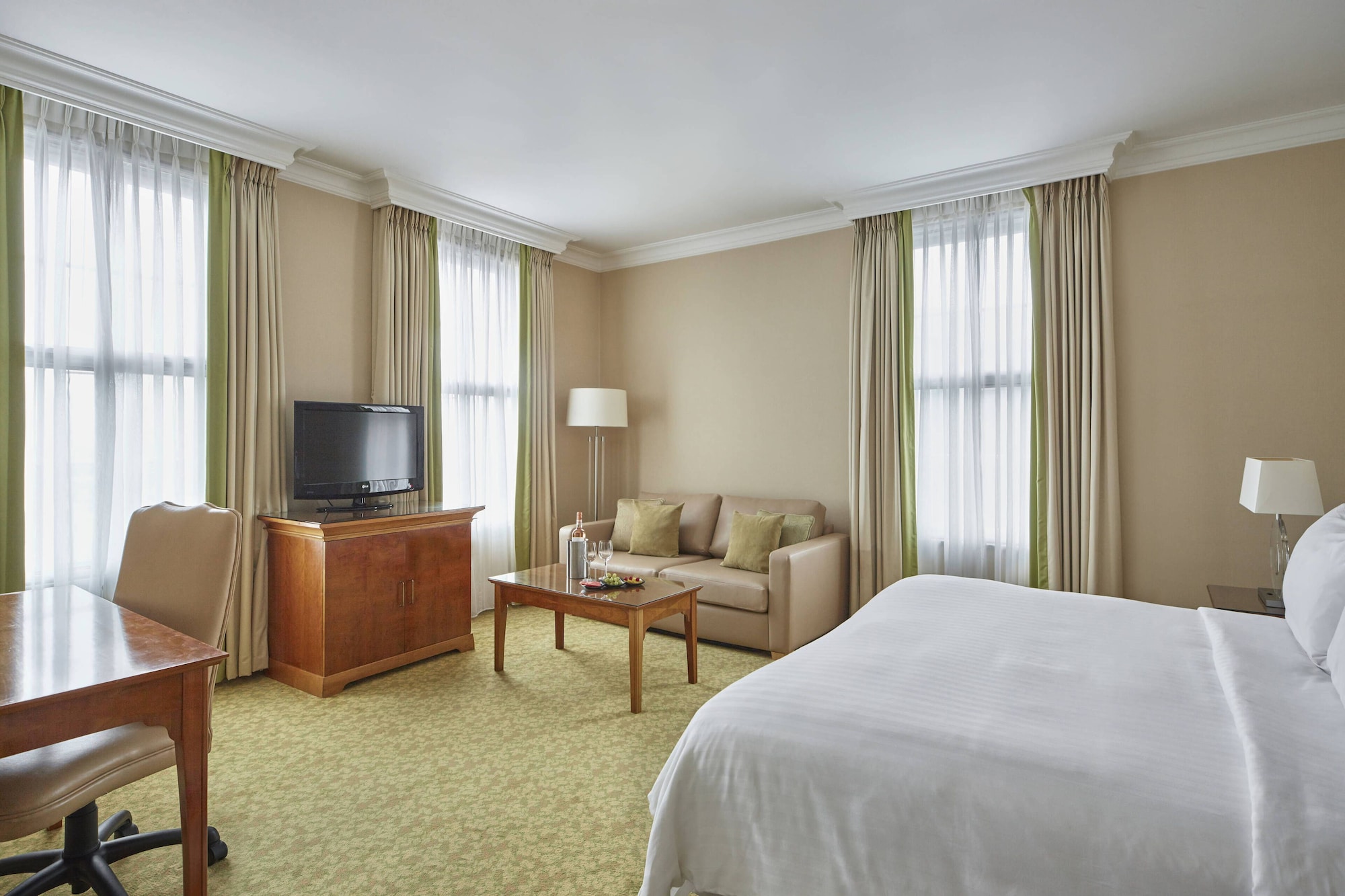 SUPERIOR, KING BED