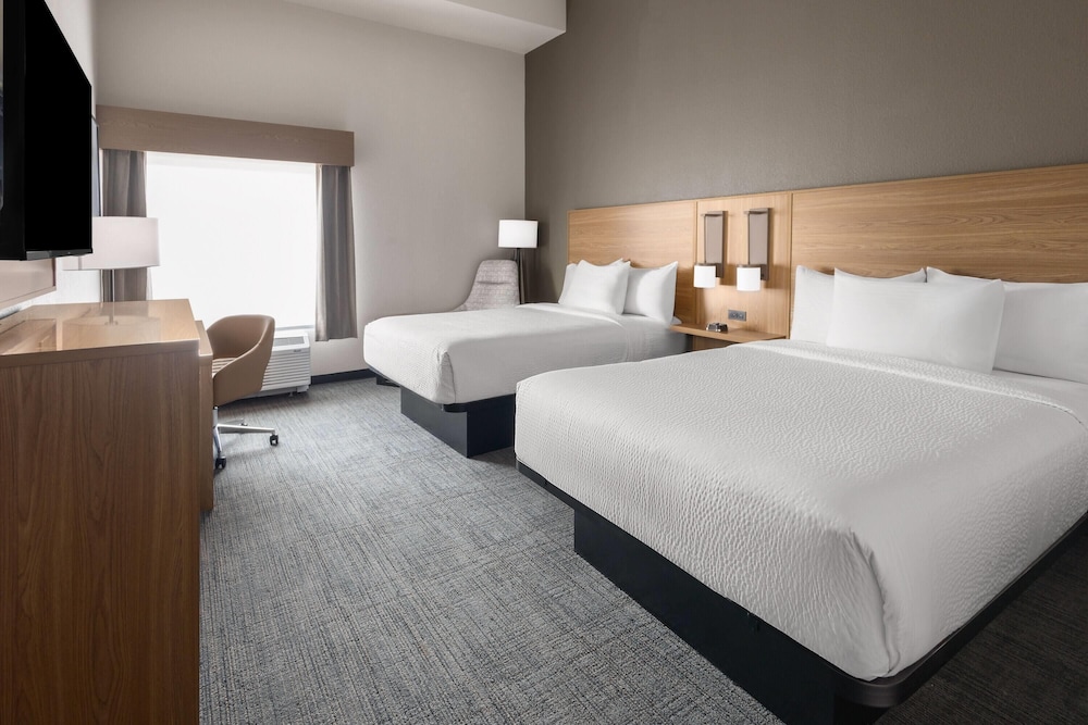 La Quinta Inn & Suites by Wyndham Phoenix near State Farm St 12/48