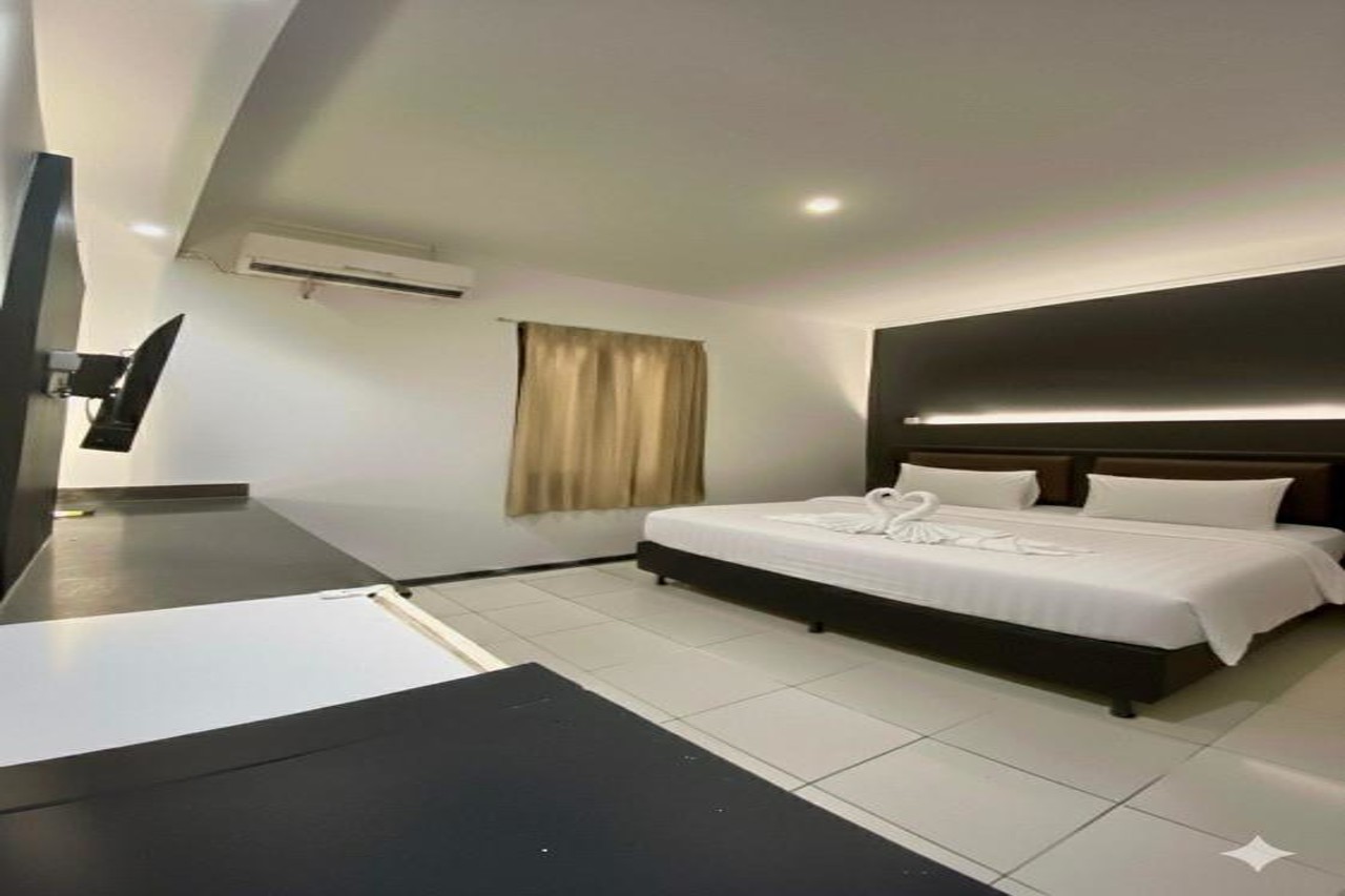 Grand Charis Hotel Tulungagung 12/20