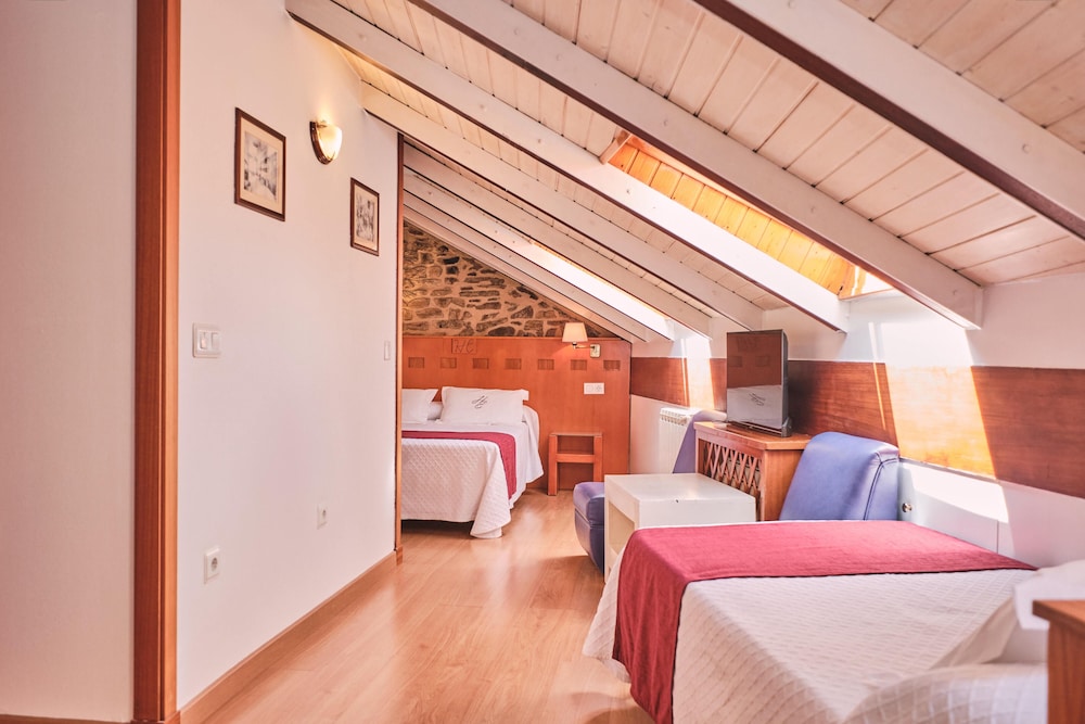 Hotel Entrecercas 13/23