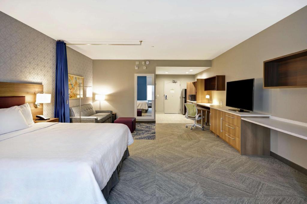 Studio, King Bed, Sofa, Accessible