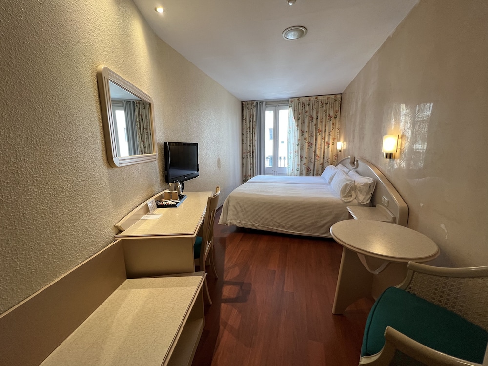 Lleo Hotel 15/40