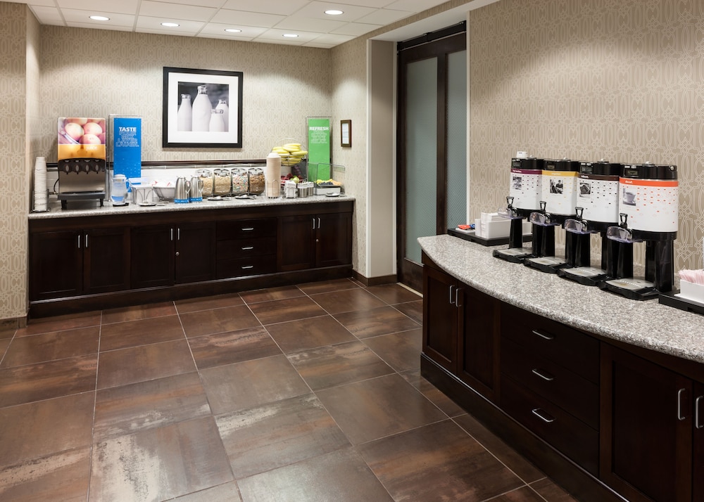 Hampton Inn Suites By Hilton Omaha Downtown 10/46
