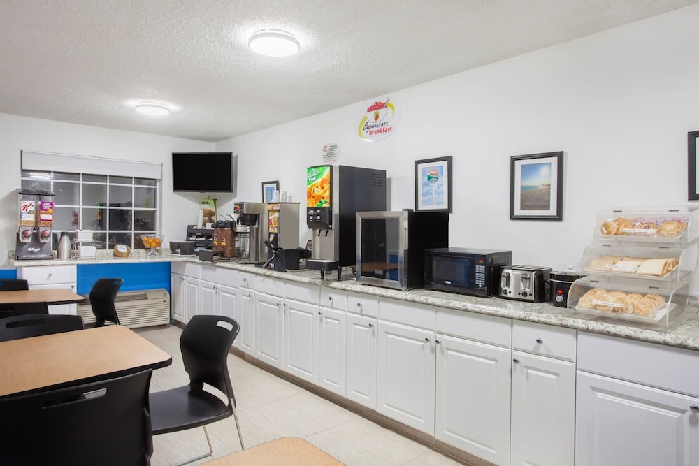 Super 8 By Wyndham Pensacola 30/49