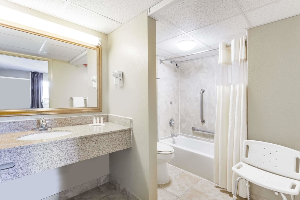 Days Inn By Wyndham Charlottesville/University Area 11/43