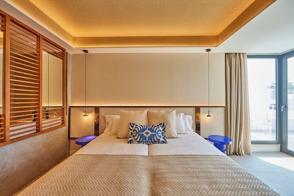 JUNIOR SUITE, PARTIAL SEA VIEW, TERRACE