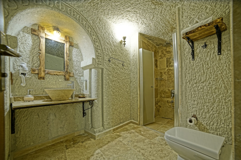Risus Cave Suites 49/55