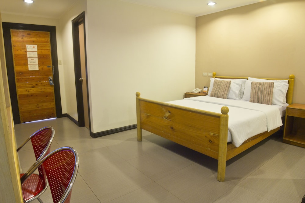 Nichols Airport Hotel 16/61