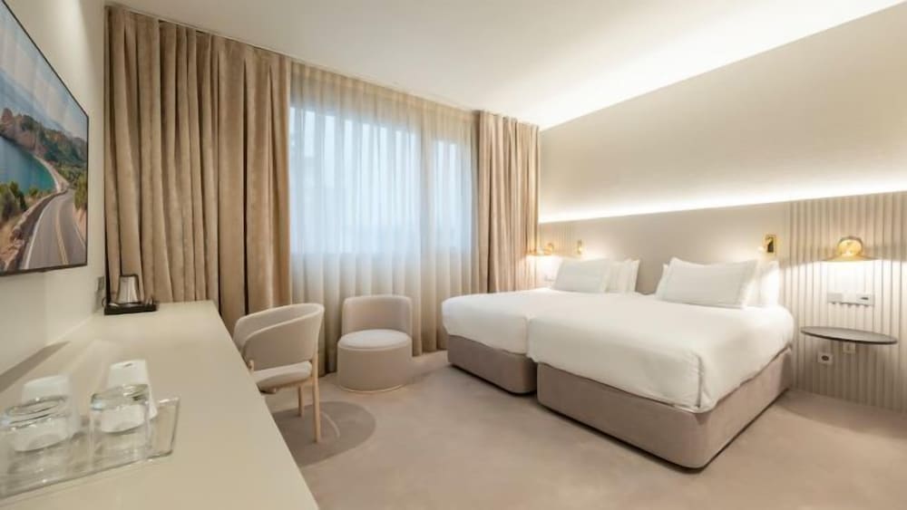 BUSINESS, TWIN BEDS