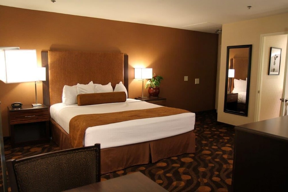 Best Western Plus Suites Hotel Coronado Island 16/36