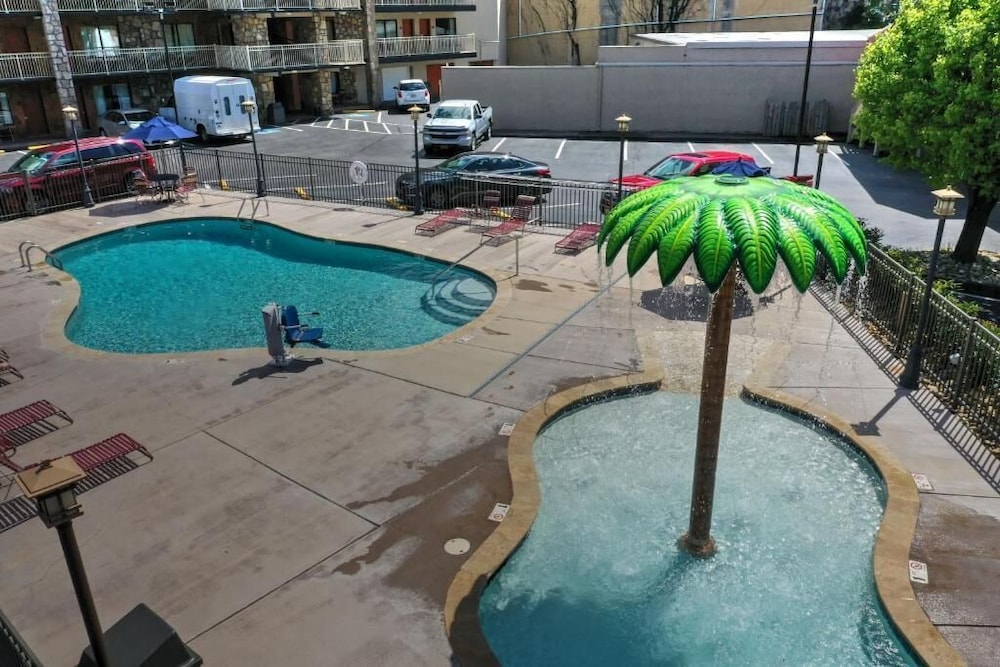 Crossroads Inn & Suites 11/68