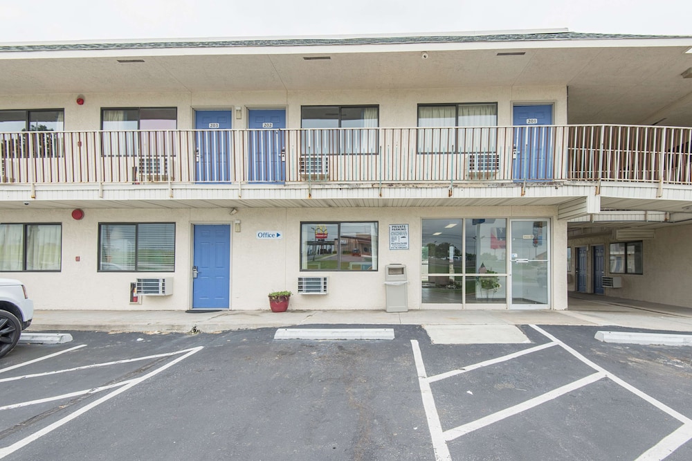 Motel6 Kansas City, MO - Airport 12/50